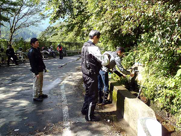 早戸川方面の湧き水